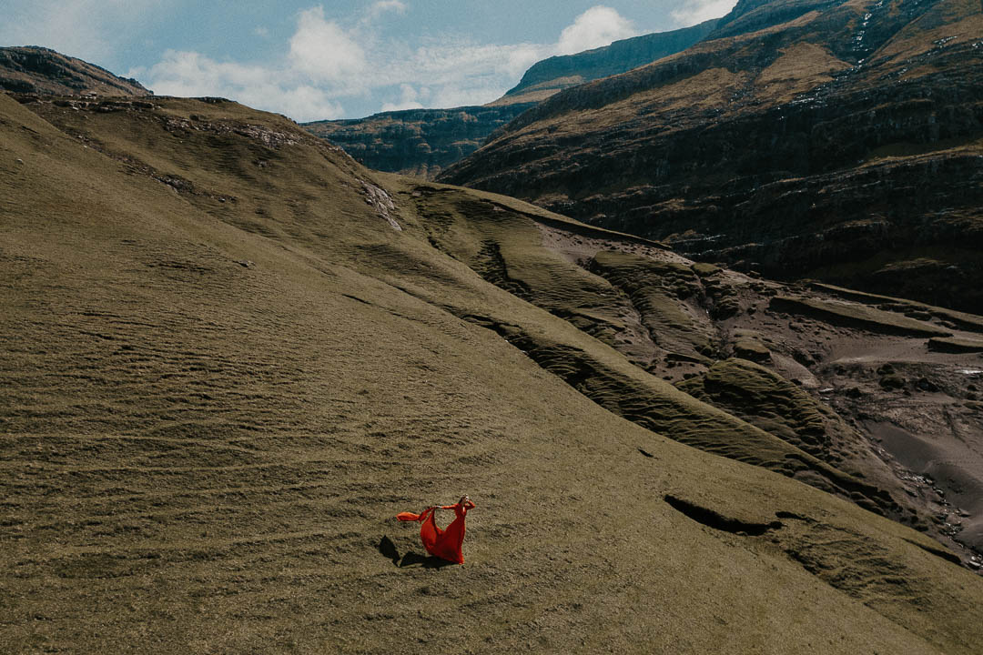 Adventurous elopement photo shoot in Europe