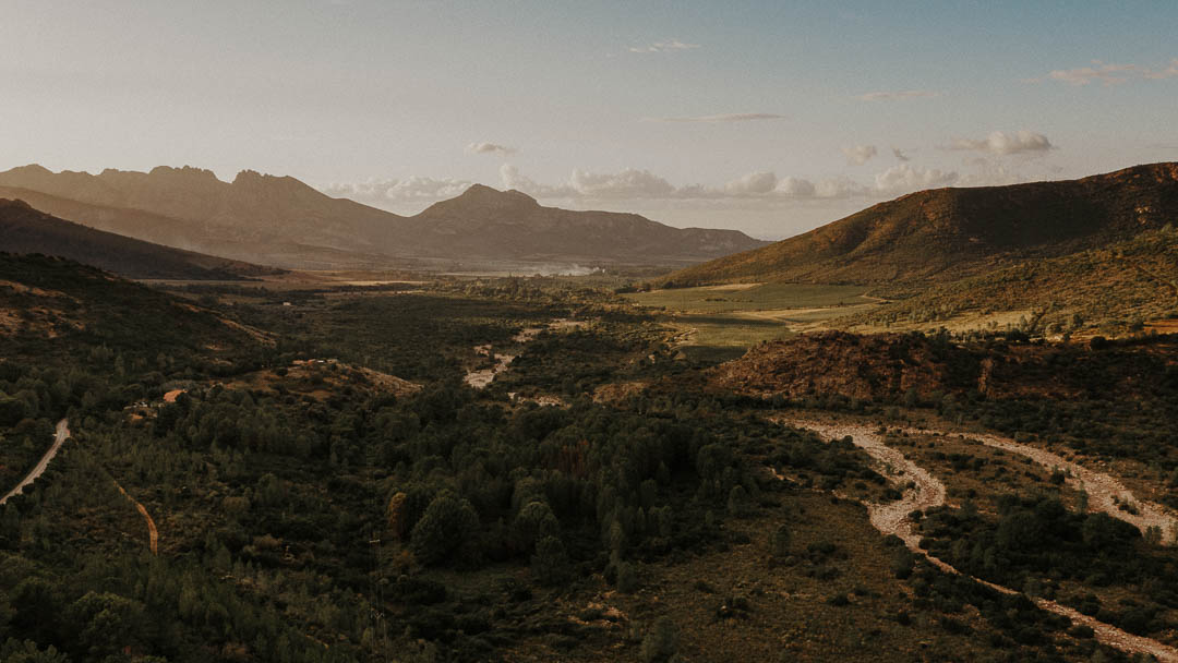 Adventurous elopement photo shoot in Europe